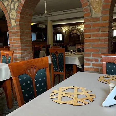 Lakeside & Restaurant *